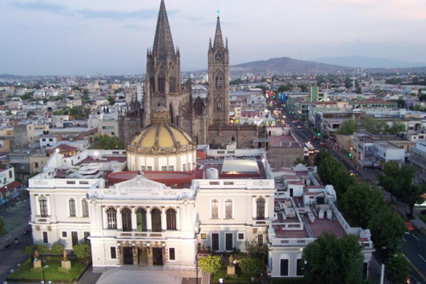 Vista aerea en la que se aprecian el paraninfo de la Universidad de Guadalajara y el Templo Expiatorio